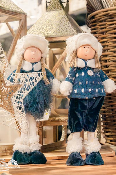 Photo du marché de Noël des jardineries Tournesols - Figurines en pull bleu et bonnet blanc
